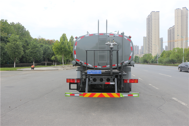 汕德卡重汽后雙橋18灑水車